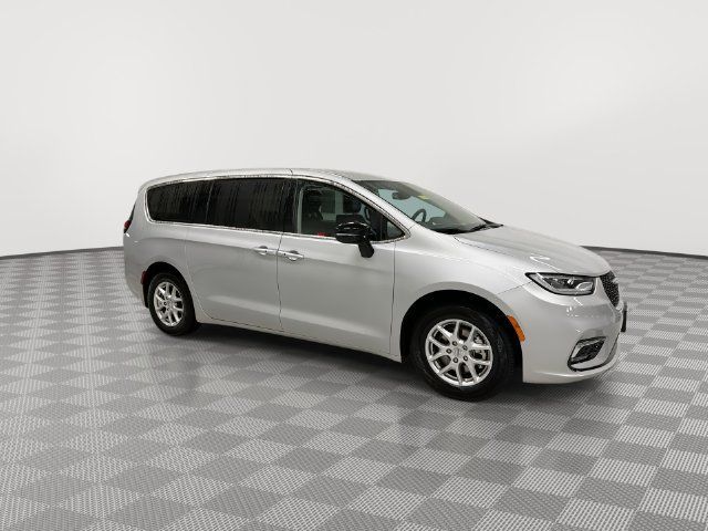 Used 2024 Chrysler Pacifica Touring-L FWD image 13