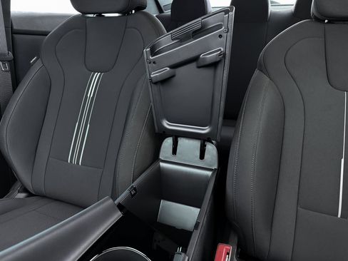 New 2025 Hyundai Elantra SEL FWD image 18