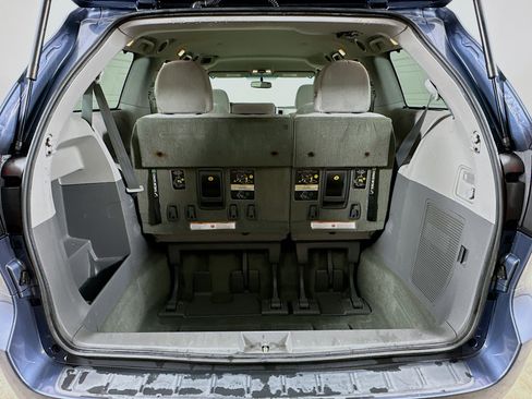 Used 2015 Toyota Sienna LE image 29