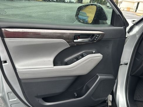 Used 2021 Toyota Highlander Limited image 14