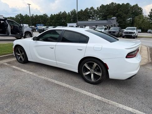 Used 2017 Dodge Charger SXT w/ Navigation & Travel Group RWD image 3
