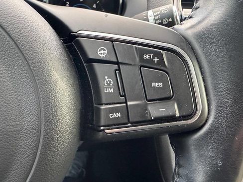 Used 2018 Jaguar F-PACE Premium image 18