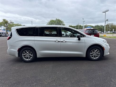 New 2026 Chrysler Pacifica Select image 6