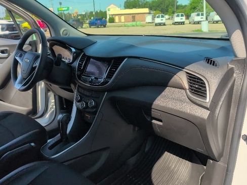 Used 2020 Chevrolet Trax LT w/ LT Convenience Package AWD/4WD image 36
