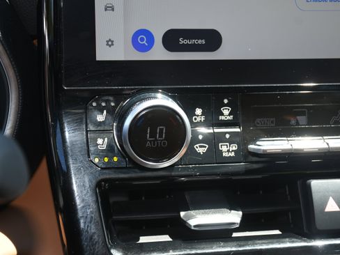 Used 2024 Toyota Highlander Platinum FWD image 16