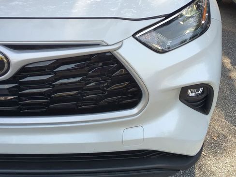 Used 2024 Toyota Highlander XLE image 11