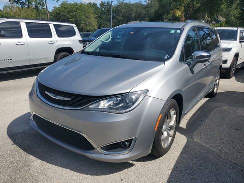 Used 2018 Chrysler Pacifica Limited FWD image 3