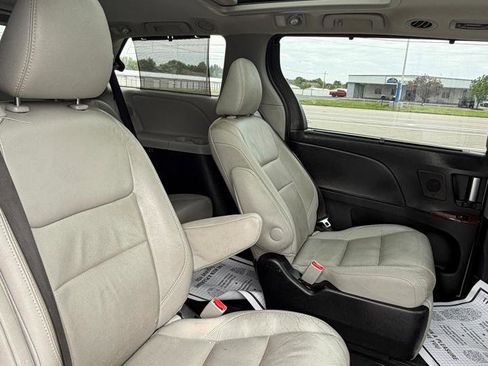 Used 2017 Toyota Sienna Limited FWD image 19