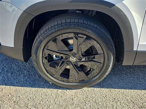 New 2026 Volkswagen Taos SE image 7