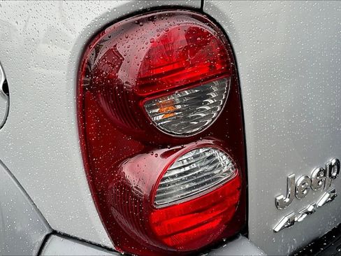 Used 2005 Jeep Liberty Sport image 22