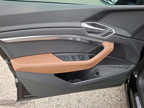 Used 2022 Audi e-tron Premium image 9