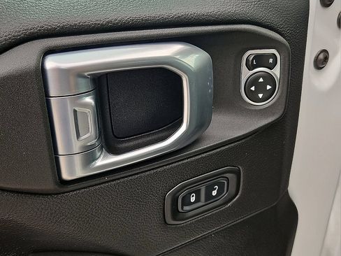 Used 2022 Jeep Wrangler Unlimited Sahara AWD/4WD image 18