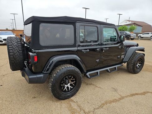 Used 2018 Jeep Wrangler Unlimited Sahara AWD/4WD image 8