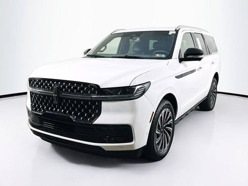 Certified 2025 Lincoln Navigator Black Label AWD/4WD image 3