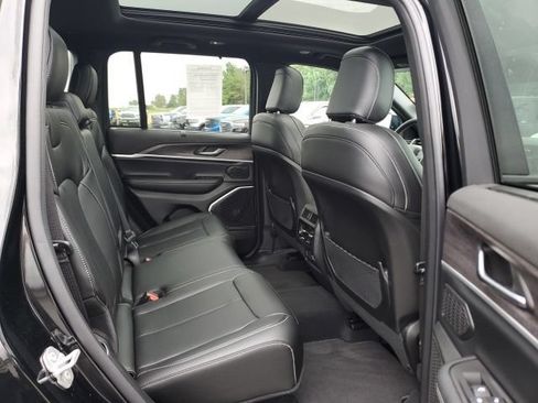 Used 2025 Jeep Grand Cherokee Limited w/ Luxury Tech Group II AWD/4WD image 23
