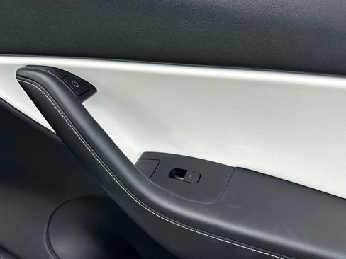 Used 2021 Tesla Model Y Long Range image 22