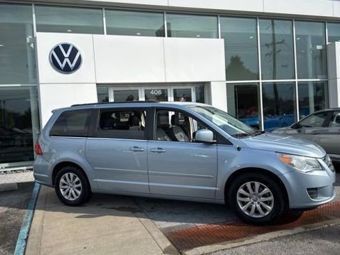 Used 2012 Volkswagen Routan SE FWD image 3