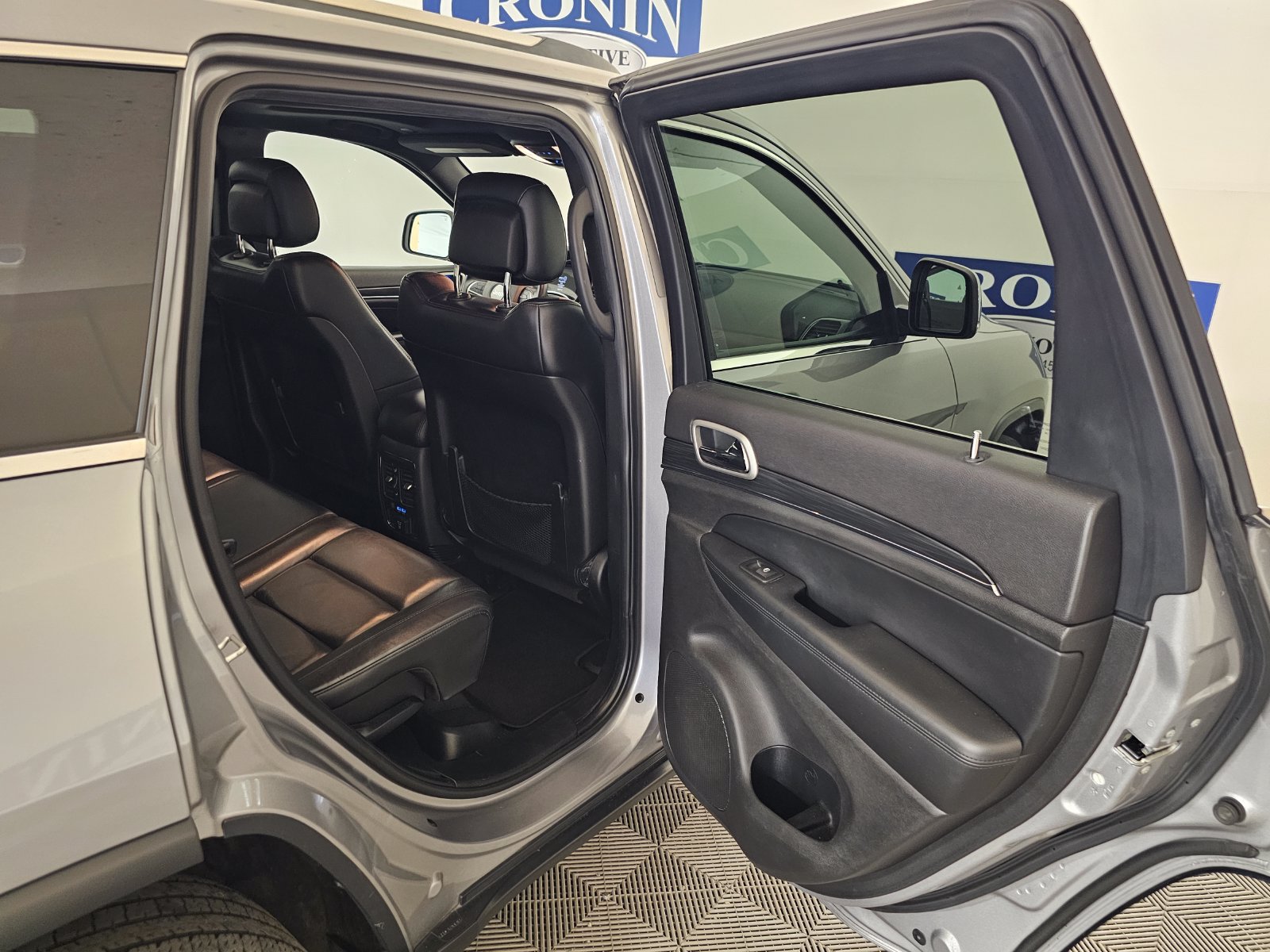 Used 2020 Jeep Grand Cherokee Limited AWD/4WD image 31