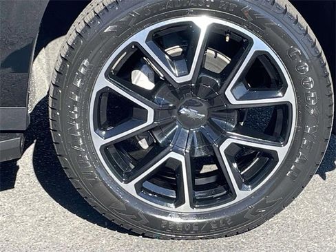 Used 2023 Chevrolet Suburban RST w/ Sport Performance Package image 39