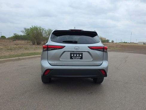 Used 2021 Toyota Highlander XLE image 7