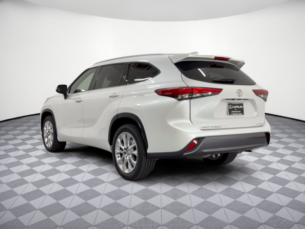 Used 2022 Toyota Highlander Limited FWD image 3