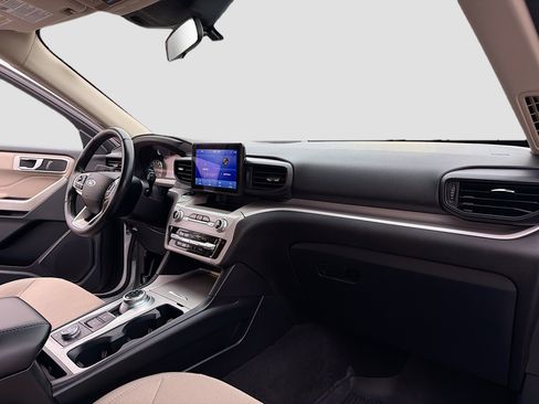 Used 2023 Ford Explorer XLT AWD/4WD image 5