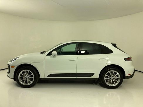 Certified 2022 Porsche Macan AWD/4WD image 2
