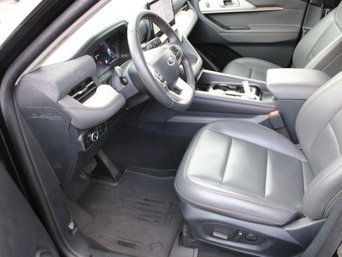 Used 2025 Ford Explorer Active w/ Active Comfort Package image 11