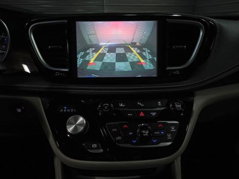 Used 2021 Chrysler Pacifica Limited image 33