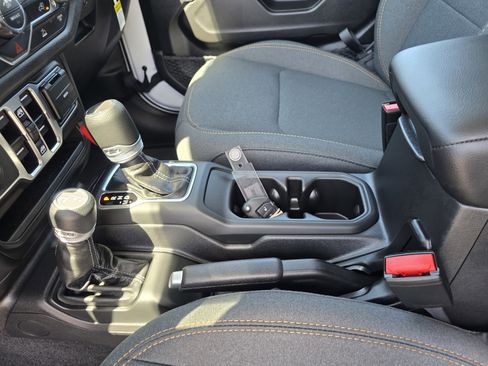 New 2025 Jeep Gladiator Sport image 10