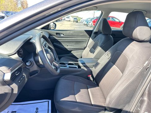 Used 2024 Nissan Altima 2.5 SV FWD image 9