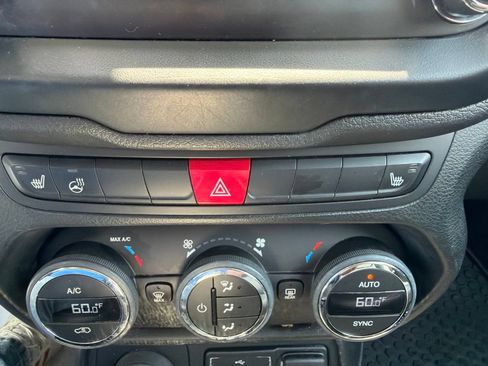 Used 2016 Jeep Renegade Latitude AWD/4WD image 19
