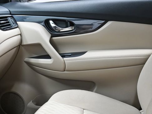 Used 2019 Nissan Rogue SV image 22