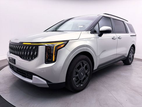 Used 2025 Kia Carnival EX image 12