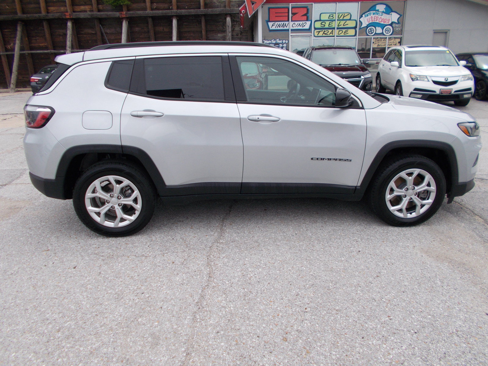 Used 2024 Jeep Compass Latitude AWD/4WD image 4