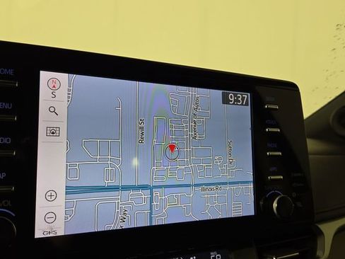 Used 2024 Toyota Sienna Platinum image 19