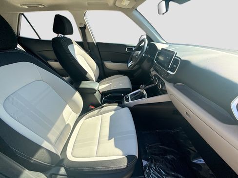 Used 2024 Hyundai Venue SEL FWD image 28