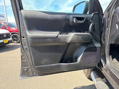 Used 2016 Toyota Tacoma TRD Sport AWD/4WD image 15