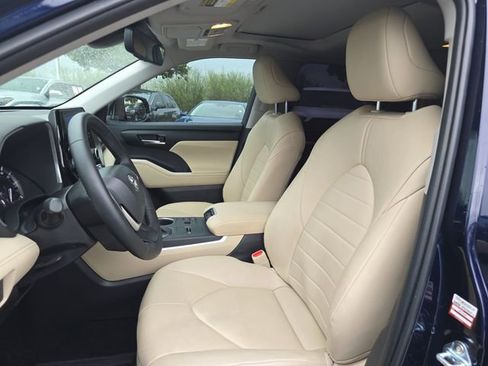 Used 2025 Toyota Highlander XLE image 16