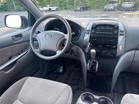 Used 2010 Toyota Sienna FWD image 15