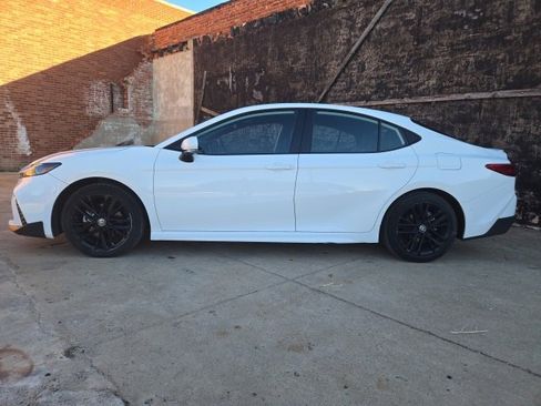 Used 2025 Toyota Camry SE image 4