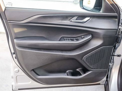 New 2025 Jeep Grand Cherokee L Altitude image 23