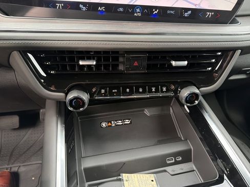 New 2026 Chevrolet Suburban LT image 18