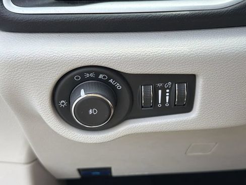 Used 2023 Chrysler Pacifica Touring-L FWD image 29