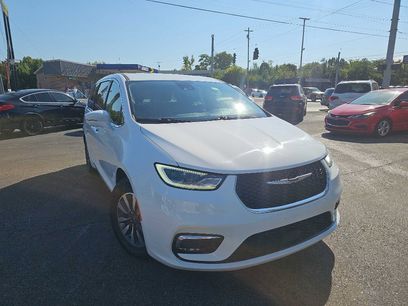 Used 2022 Chrysler Pacifica Touring-L w/ Uconnect Theater Family Group