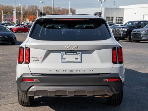 Used 2022 Kia Sorento S w/ Panoramic Sunroof Package image 5
