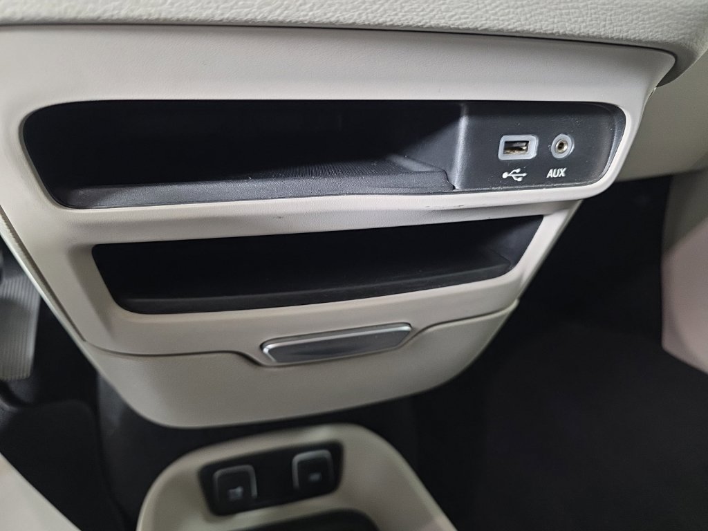 Used 2020 Chrysler Pacifica Touring w/ Cold Weather Group FWD image 19
