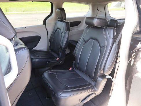 Used 2023 Chrysler Pacifica Touring-L FWD image 10