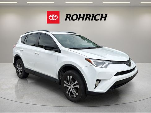 Used 2018 Toyota RAV4 LE FWD image 4