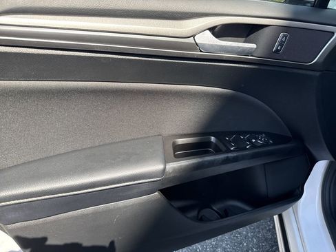 Used 2017 Ford Fusion SE w/ Equipment Group 201A image 10